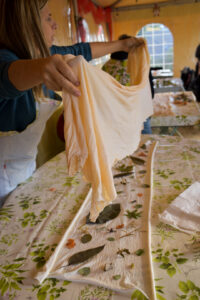 momento di laboratorio di eco printing corso di stampa botanica con fiori e eucalipto fresco